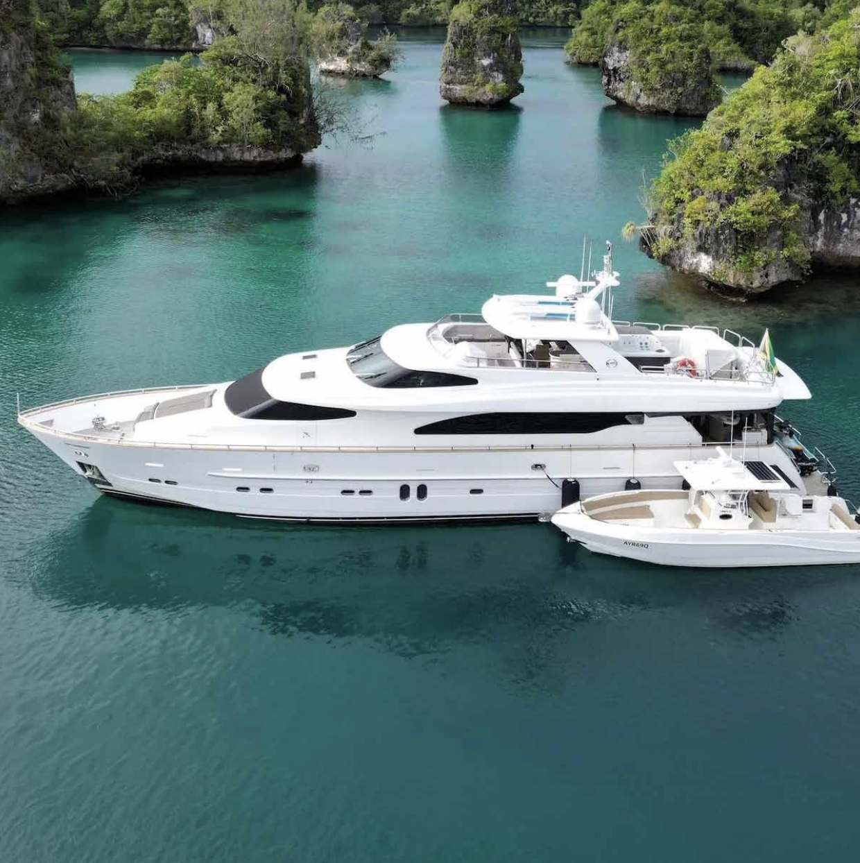 PRIZE OPTION 5: Private Yacht Charter